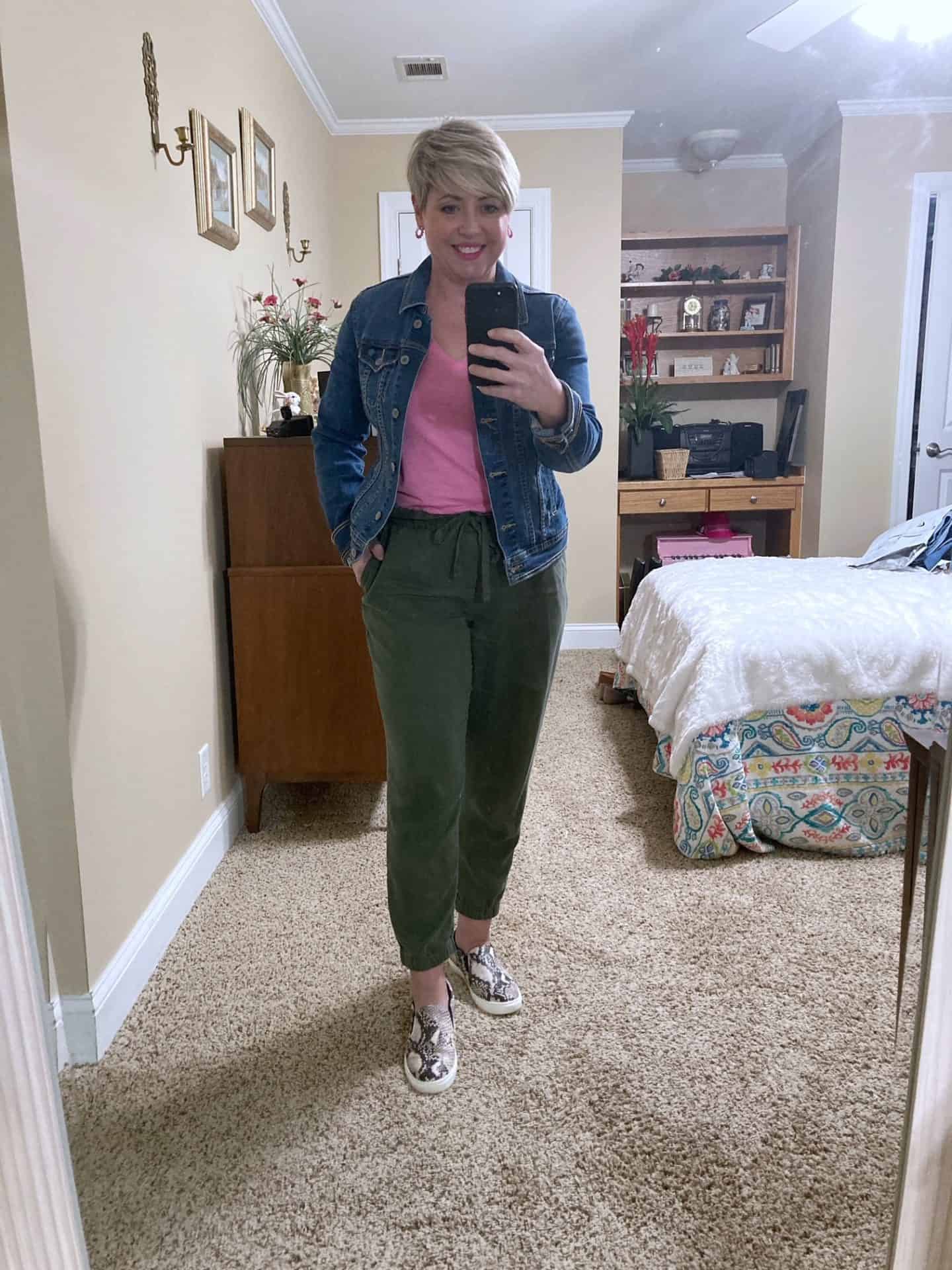 spring outfit with joggers and denim jacket