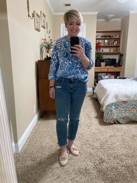 popover with boyfriend jeans outfit