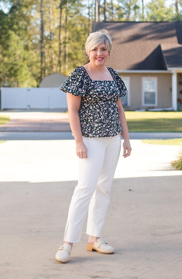 white jeans outfit with clogs