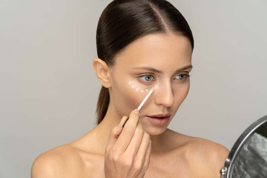 beauty tip applying concealor