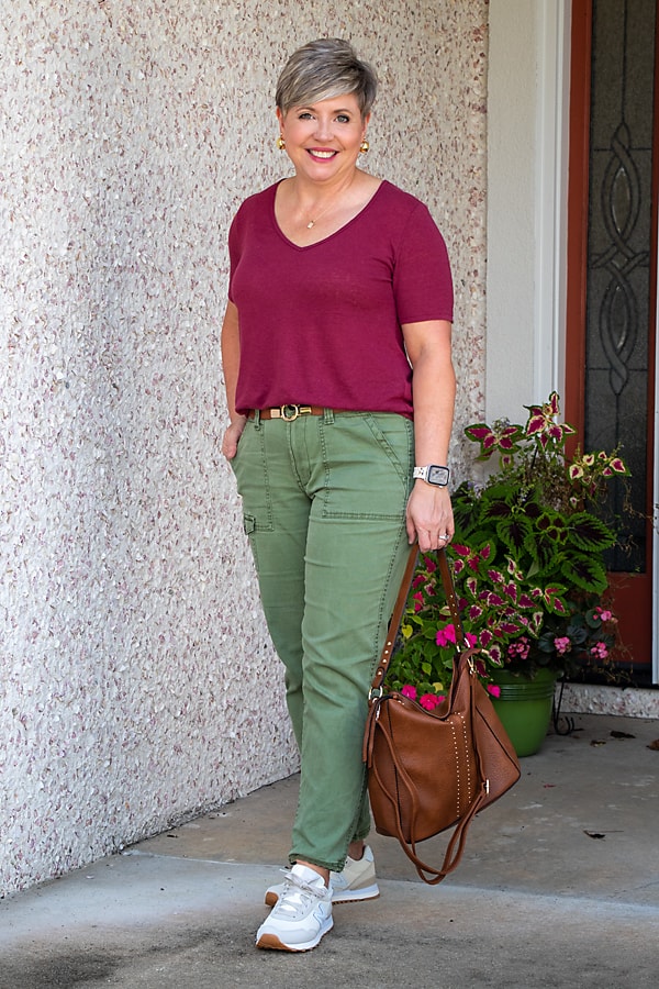 cargo pants outfits t-shirt and sneakers