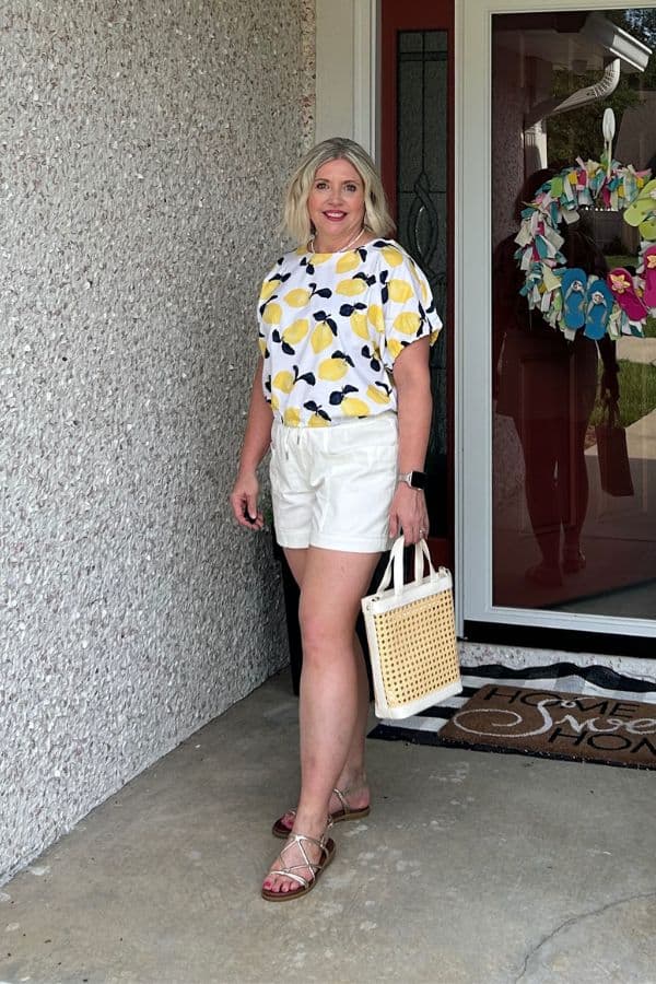summer outfit with white shorts