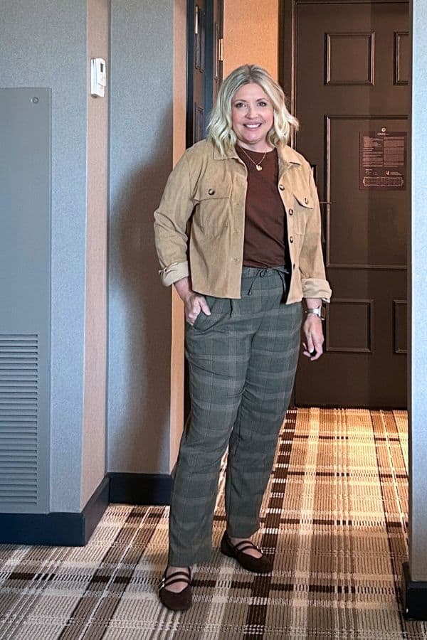 brown tee fall outfit