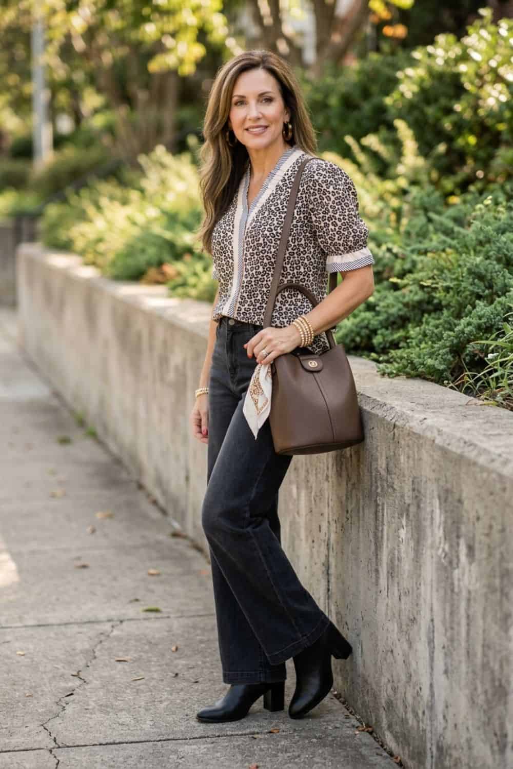 leopard print top and black jeans fall outfit